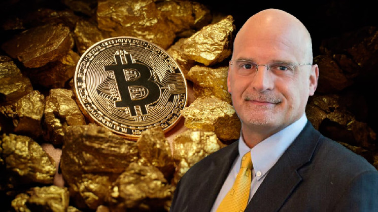 Commodity Analyst Mike McGlone Predicts Gold to Outshine Bitcoin as Crypto-to-Metal Ratio Drops After 2021