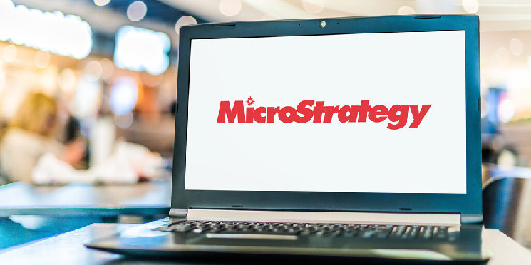 Time to Buy? MicroStrategy Stock Premium Shrinks After Bitcoin Pullback