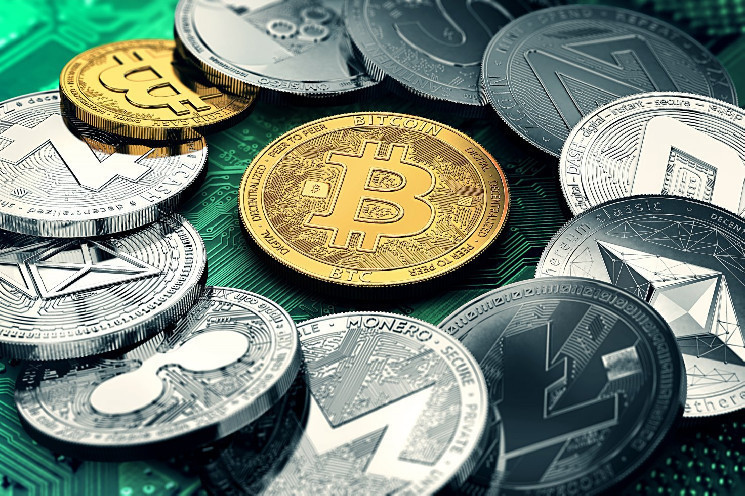 Renowned Analyst Reveals Best Time to Buy Bitcoin and Makes Chilling Prediction for Altcoin Rally, with a Few Exceptions